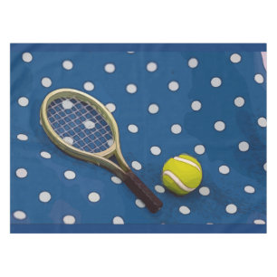 Tennisschläger und Ball auf weißen Polka Punkten Tischdecke