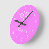 Tennisschläger und Ball Deep Pink Runde Wanduhr (Winkel)