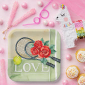 Tennisschläger und Ball mit Wort-LIEBE auf dem Pla Pappteller (Party)