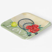 Tennisschläger und Ball mit Wort-LIEBE auf dem Pla Pappteller (Gewinkelt)