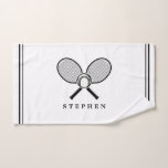 Tennisschläger und Schwarz-Weiß-Sport Handtuch<br><div class="desc">Fügen Sie diesem modernen,  schwarz-weißen Handtuch einen Namen für Tennisspieler hinzu,  mit Tennisschlägern und einem Tennisball mit Streifen am Ende. Wenn Sie Hilfe bei der Anpassung benötigen,  schreiben Sie mir bitte den unten stehenden Button und ich werde Ihnen gerne helfen.</div>