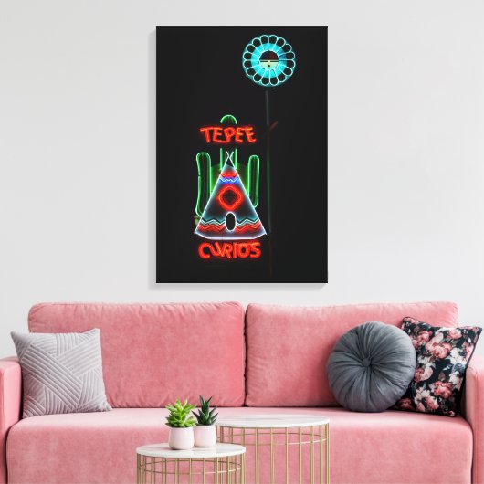 Tepee Curios Neon Sign, Tucumcari, New Mexico Leinwanddruck (Insitu (Wohnzimmer))