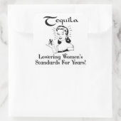 Tequila: Den Frauenstandard jahrelang senken! Quadratischer Aufkleber (Tasche)