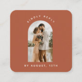 Terracotta Arch Couple Foto QR Code Wedding RSVP Begleitkarte (Vorderseite)