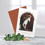 Terracotta Arch Foto Verlobung Ankündigung<br><div class="desc">Moderne Ankündigung der Verlobung Terracotta Arch Foto. Lass deinen Freunden und Lieben von deinem größten Flex of the Year Bescheid zu wissen - deine Verlobung mit dieser kreativen und einzigartigen Ankündigung mit deinem Foto und unserem trendigen, stilvollen Boho-Boho-Bogen. Das ist ein modernes Terracotta Rost in Braun und Weiß, aber alle...</div>