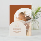 Terracotta Arch Groovy Retro Hochzeitsreise mit de Einladung (Stehend Vorderseite)