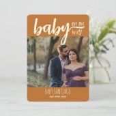 Terracotta Baby on Way Foto Pregnancy Ankündigung (Stehend Vorderseite)