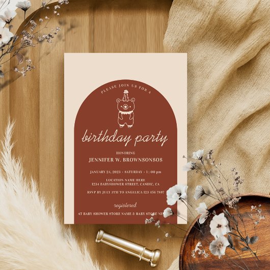 Terracotta Birthday Bear mit Party Hat Einladung