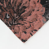 Terracotta-Blume mit grauen Blätter auf schwarz Fleecedecke (Ecke)