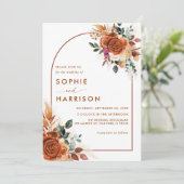 Terracotta-Blume und Pampas-Gras-Büste Hochzeit I Einladung (Stehend Vorderseite)