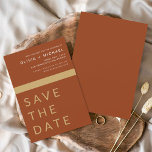 Terracotta Boho Gold Save the Date Elegante Gold<br><div class="desc">Hochzeit Elegant Terracotta Boho und Gold speichern Sie die Datumskarten. Die Save the Date-Karten enthalten eine moderne,  handgeschriebene,  kursive Schriftzeichen-Typografie,  die elegant,  einfach und modern nach einem einfachen Hochzeitstag-Fest zu verwenden sind.</div>