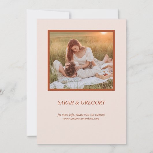 Terracotta Boho Minimalistische Save the Date Kart (Rückseite)