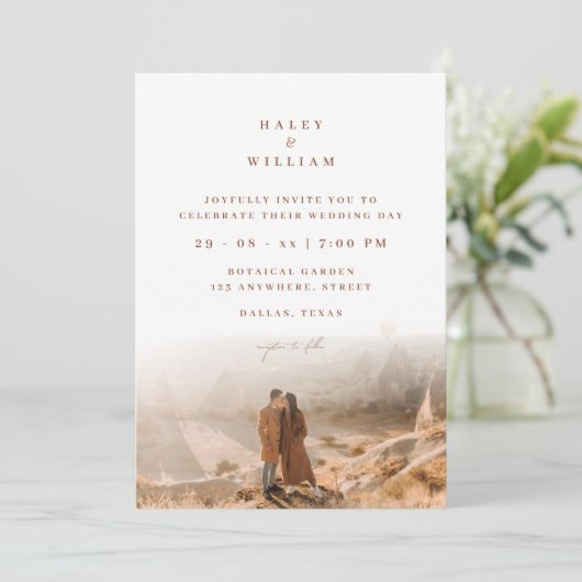 Terracotta Boho Minimalistisches Script Foto Hochz Einladung (Stehend Vorderseite)