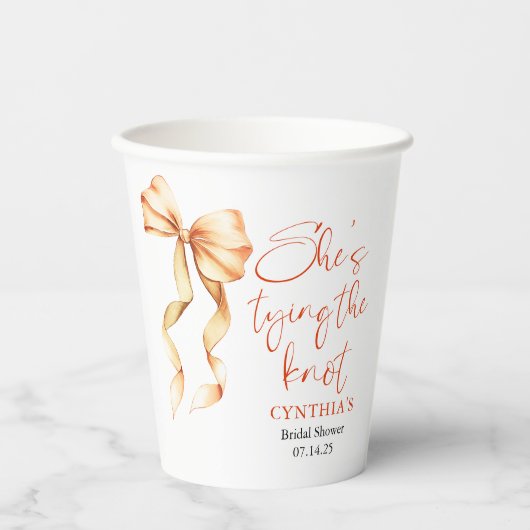 Terracotta Bow She's Tying the Knot Bridal Shower Pappbecher (Vorderseite)