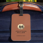 Terracotta Brushed Gold Monogram Gepäckanhänger<br><div class="desc">Modernes,  luxuriöses vertikales Design im klassischen Stil mit einem goldfarbenen,  gebürsteten Metallic-Monogramm-Emblem mit großen typografischen Initialmonogrammen auf Terrakotta-Hintergrund. Der Text kann einfach mit den angegebenen Feldern angepasst werden.</div>