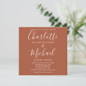 Terracotta Burnt Orange Elegante Script Wedding Einladung (Stehend Vorderseite)