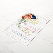 Terracotta Burnt Orange Floral Navy Blue Wedding Folieneinladung (Gedreht)