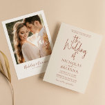 Terracotta Burnt Orange Modern Boho Wedding Foto Einladung<br><div class="desc">Terracotta Burnt Orange Moderne Boho Hochzeit Foto Einladung. Einfach personalisieren,  indem Sie jede Information ersetzen. Bitte laden Sie ein vertikales/portrait Foto hoch. Stellen Sie sicher,  dass Sie die Vorschau vor dem Hinzufügen zum Warenkorb Karo haben. (Beispiel Foto von Jonathan Borba aus Pexels)</div>