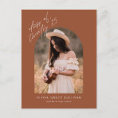 Terracotta Class of 2025 Arch Foto Abschluss Einladungspostkarte (Vorderseite)