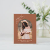 Terracotta Class of 2025 Arch Foto Abschluss Einladungspostkarte (Stehend Vorderseite)