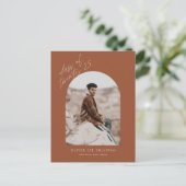 Terracotta Class of 2025 Arch Foto Abschluss Einladungspostkarte (Stehend Vorderseite)