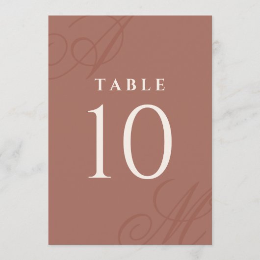 Terracotta Einfache Elegante Monogramm-Tischnummer (Vorderseite)