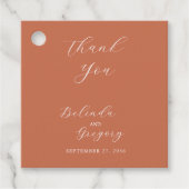 Terracotta Elegante Script Calligraphy Wedding Geschenkanhänger (Vorderseite)