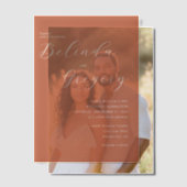 Terracotta Elegante Script Calligraphy Wedding Pergament Einladungen (Versatz (Ehepaar))