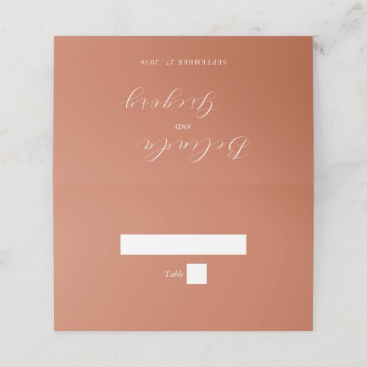 Terracotta Elegante Script Calligraphy Wedding Platzkarte (Außenseite Aufgefaltet)