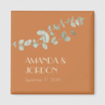 Terracotta Eucalyptus Deko Wedding Magnet<br><div class="desc">Dieser Hochzeitsmagnet in der Eukalyptus-Terracotta-Deko bietet ein minimalistisches Boho- und rustikales Land-, Western- oder Wüstenmotiv. Das schlichte saftige Blättergrün Eukalyptus ergänzt den Herbstuntergrund der Terrakotta, während der Deko in Kombination mit botanischer Vegetation und gebrannter Orange eine Vielseitigkeit schafft, sich mit anderen farbigen Produkten dieser Kollektion zu kombinieren. Diese Farbkombinationen werden...</div>