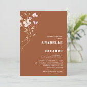 Terracotta Fall Wildblumen Foto QR Code Hochzeit Einladung (Stehend Vorderseite)