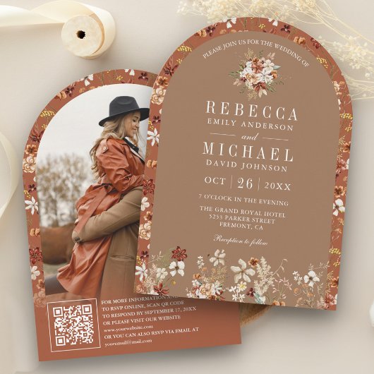 Terracotta Floral Wildblume Beige Bogen Einladung