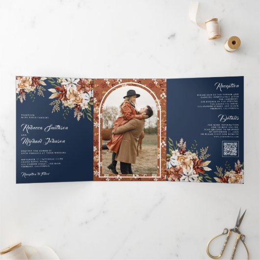 Terracotta Floral Wildblume Navy Blue Wedding Dreifach Gefaltete Einladung (Innenseite)