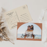 Terracotta Foto Wedding Save the Date Calendar Ankündigungspostkarte<br><div class="desc">Diese Terracotta Foto Hochzeit speichern das Datum der Kalenderankündigung Postkarte ist perfekt für eine rustikale Hochzeit. Das Design ist mit einem schönen kalligraphischen Schriftart in Terrakotta-Hintergrund ausgestattet,  um Ihre Veranstaltung zu ergänzen.</div>