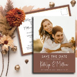 Terracotta Fun Script Modernes Foto Einfache Hochz Ankündigungspostkarte<br><div class="desc">Terracotta Fun Script Modernes Foto Einfache Hochzeit Speichern Sie die Datum Ankündigung Postcard. Lass Familie, Freunde und Kollegen wissen, dass Sie Set ein Datum für Ihre Hochzeitsfeier mit dieser eleganten, stilvollen und modernen Hochzeit speichern Sie das Datum Einladungskarte. Alle Texte sind so vorbereitet, dass Sie sie einfach und schnell mit...</div>