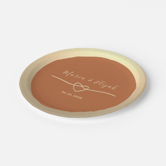 Terracotta Gold Heart Wedding Pappteller (Schrägansicht)
