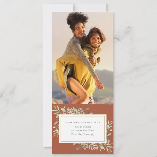 Terracotta Greenerity in einem Foto Hochzeit Einladung (Rückseite)