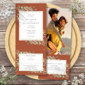 Terracotta Greenerity in einem Foto Hochzeit Einladung