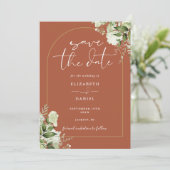 Terracotta Greenery Gold Arch QR Code Wedding Save The Date (Stehend Vorderseite)