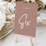 Terracotta Hand Scripting Tabelle SIX Tischnummer<br><div class="desc">Einfache und schicke Tischnummer-Karten im Erdton Terracotta und Weiß machen eine elegante Aussage bei Ihrer Hochzeit oder Veranstaltung. Das Design bietet "table [number]" in einem spannenden Mix aus klassischen Serifen und handgeschriebenen Skripten. Design wiederholt sich auf beiden Seiten. Einzelne nummerierte Karten werden separat verkauft; bestellen Sie jede Tischnummer einzeln aus...</div>