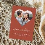 Terracotta Heart Shape Foto Wedding Save the Date<br><div class="desc">Lass den Gästen, Save the Date mit dieser hübsch minimalistischen Fotokarte für ihre Hochzeit zu wissen. Der Overlay-Rahmen platziert Ihr Foto mit einem Herz. Fotos mit quadratischer Dimension werden bevorzugt. Sie können die Grenzen des Bilds anpassen, indem Sie auf "Diese Vorlage personalisieren" klicken, nach unten scrollen und dann auf "Weiter...</div>
