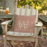 TerraCotta Linen Monogram Wedding Keepake Kissen<br><div class="desc">Rustikale und moderne Hochzeitskuchen Terrakotta-Leinen Effekt Outdoor-Kissen mit Ihrem Text in weiß chic handgeschriebenen Skript-Kalligraphie und Ihr Monogramm in goldener Stiltypografie. Fügen Sie einfach Ihre Namen, Monogramm und Hochzeitstermin ein. Großartiges Geschenk für ein frisch verheiratetes Paar. Exklusiv für Sie entworfen von Happy Dolphin Studio. Wenn Sie Hilfe oder passende Produkte...</div>