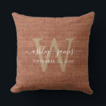 TerraCotta Linen Monogram Wedding Keepake Kissen<br><div class="desc">Rustikales und modernes Hochzeitskuchen Terrakotta-Leineneffektkissen mit Ihrem Text in weißer Chic handgeschriebene Skriptkalligraphie und Ihr Monogramm in goldener Stiltypografie. Fügen Sie einfach Ihre Namen, Monogramm und Hochzeitstermin ein. Großartiges Geschenk für ein frisch verheiratetes Paar. Exklusiv für Sie entworfen von Happy Dolphin Studio. Wenn Sie Hilfe oder passende Produkte benötigen, kontaktieren...</div>