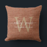 TerraCotta Linen Monogram Wedding Keepake Kissen<br><div class="desc">Rustikales und modernes Hochzeitskuchen Terrakotta-Leineneffektkissen mit Ihrem Text in weißer Chic handgeschriebene Skriptkalligraphie und Ihr Monogramm in goldener Stiltypografie. Fügen Sie einfach Ihre Namen, Monogramm und Hochzeitstermin ein. Großartiges Geschenk für ein frisch verheiratetes Paar. Exklusiv für Sie entworfen von Happy Dolphin Studio. Wenn Sie Hilfe oder passende Produkte benötigen, kontaktieren...</div>
