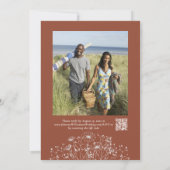 Terracotta Minimalistisch Boho QR Code Foto Weddin Einladung (Rückseite)