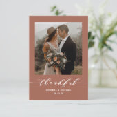 Terracotta Minimalistisch Dankbare Script Wedding Dankeskarte (Stehend Vorderseite)