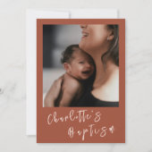 Terracotta Modern Script Baby Foto Taufe Einladung (Vorderseite)