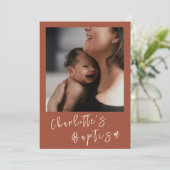 Terracotta Modern Script Baby Foto Taufe Einladung (Stehend Vorderseite)