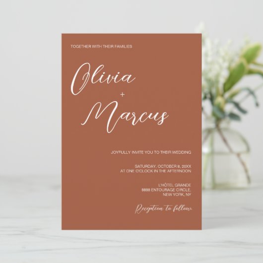 Terracotta Moderne Chic Script Hochzeitsreise Einladung (Stehend Vorderseite)