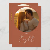 Terracotta Moderne Minimalistische Script-Tischnum Einladung (Vorne/Hinten)